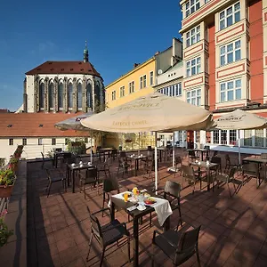 Ea Julis Praag